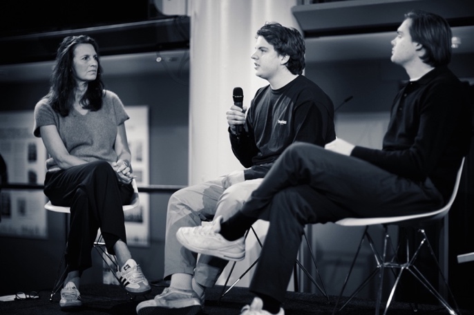 Sasja van Nie in gesprek met jongeren op het panel